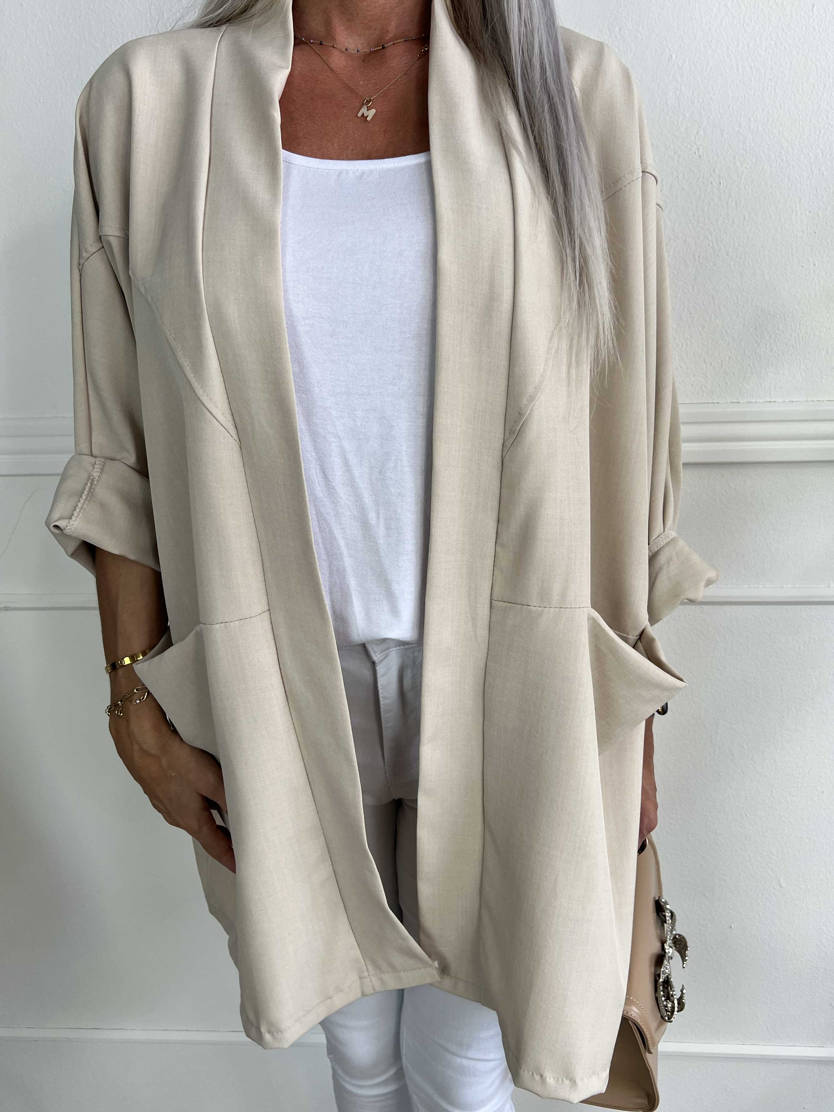 Annah Light Short - Oversized jakke med tydelige syninger og lommer